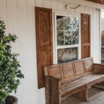 Altes Holzhaus mit Holzbank vor dem Fenster. Ein typisches Bestandsobjekt für eine Immobilienbewertung.