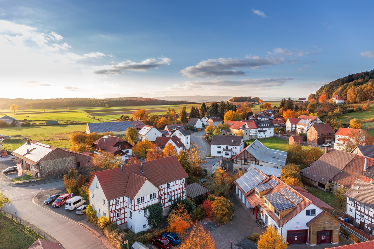 Zu sehen ist eine Wohnsiedlung in einer Kleinstadt. Hier könnte ein Wohnhaus zu verkaufen sein.